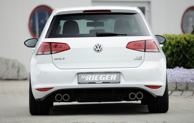 Накладка на бампер задний VW Golf VII с вырезами для глушителя слева (под покраску)