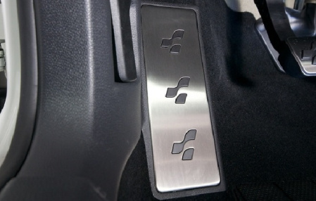 Площадка левой ноги VW Eos 2006-2010, Eos 2010-н.в., Golf V, Golf V GT, Golf V GTI, Golf VI, Golf VI GTI, Jetta V 2006-2010, Jetta VI 2011-н.в., Beetle 2011-н.в., CC 2012-н.в., Passat (B6) 2005-2010, Passat (B7) 2011-2015, Passat CC 2008-2011, Passat Allt