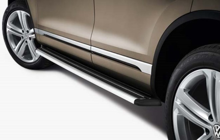 Подножки VW Touareg (7P) серебристого цвета