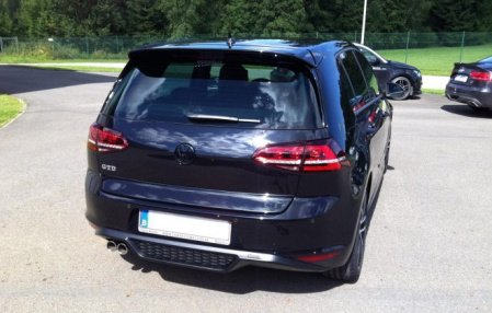 Накладка на бампер задний VW Golf VII, Golf VII GTI для автомобилей со штатным сдвоенным глушителем слева
