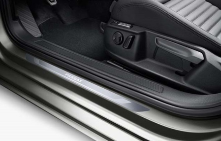 Накладки на пороги VW Passat (B8) 2015-н.в. с надписью Passat